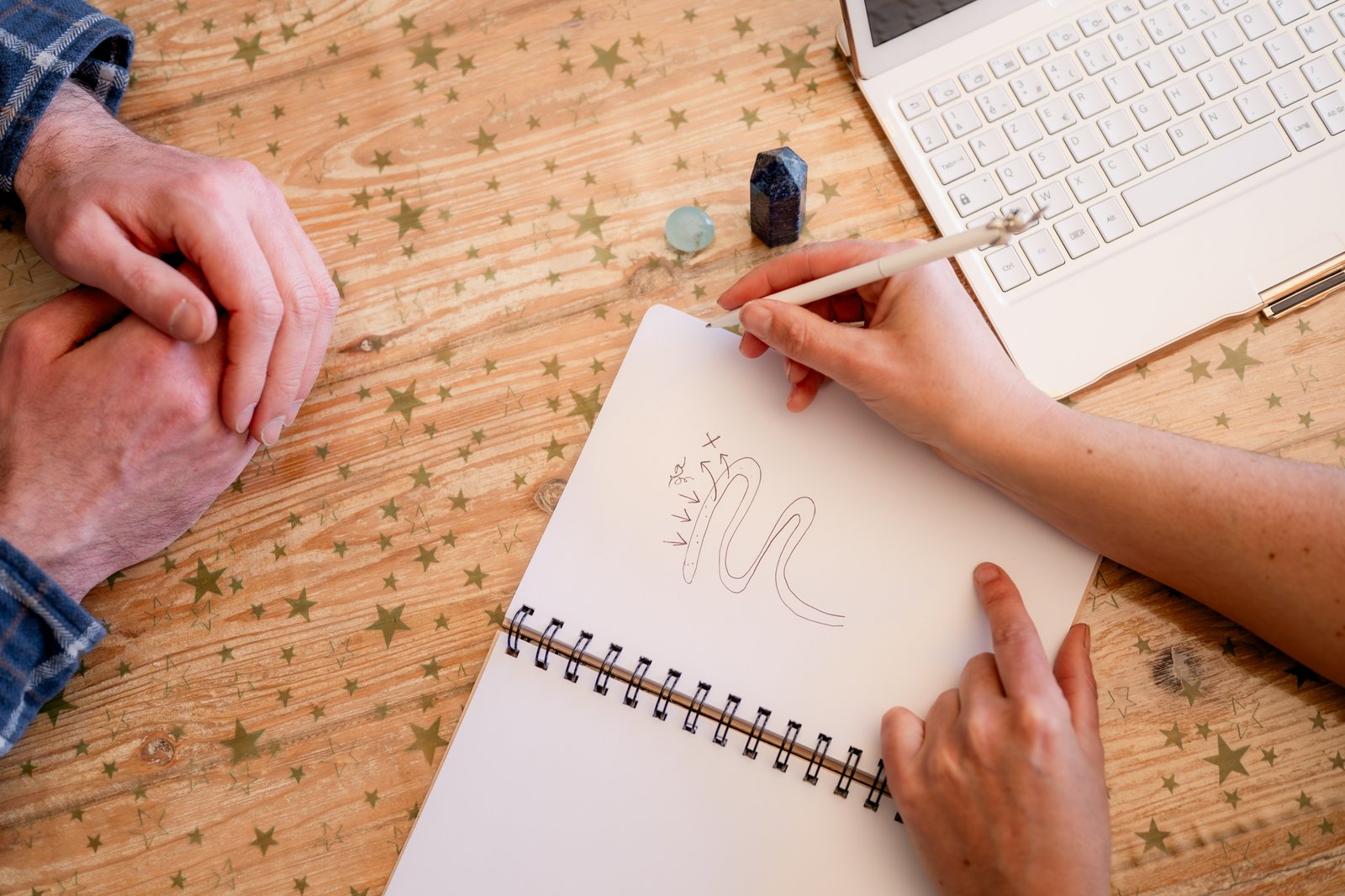 marion la naturopathe montre qu'elle aime beaucoup faire des schémas, des dessins pendant ses séances pour que çe soit plus facilement compréhensible et actionnable pour ses clients. 